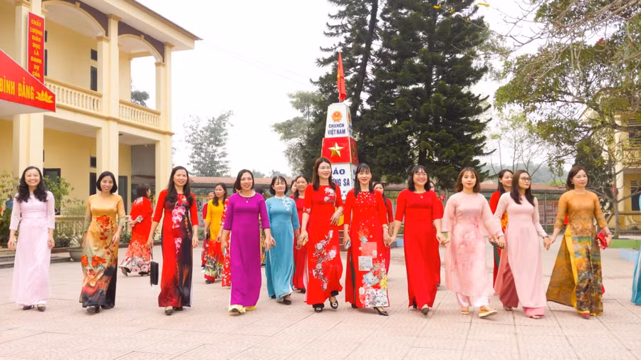 Giáo viên Trường Tiểu học Thị trấn Hạ Hòa, huyện Hạ Hòa, Phú Thọ.