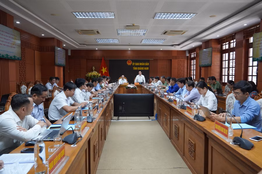 Thứ trưởng Bộ GD&amp;ĐT Hoàng Minh Sơn và Đoàn công tác làm việc với Ban Chỉ đạo Kỳ thi tốt nghiệp THPT 2024 của tỉnh Quảng Nam.