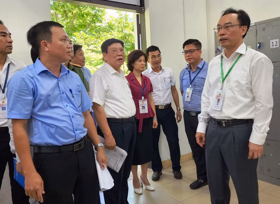 Thứ trưởng Bộ GD&ĐT Hoàng Minh Sơn (ngoài cùng bên phải) kiểm tra công tác chuẩn bị tổ chức Kỳ thi tốt nghiệp THPT năm 2024 tại Quảng Nam.