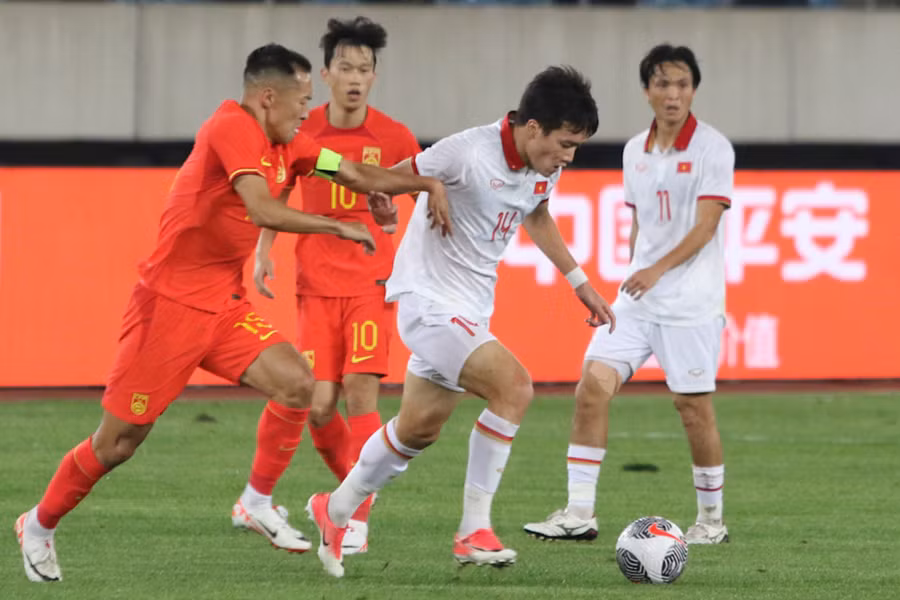 Trận Việt Nam (áo trắng) thua Trung Quốc 0-2 ngày 10/10. Ảnh: INT.
