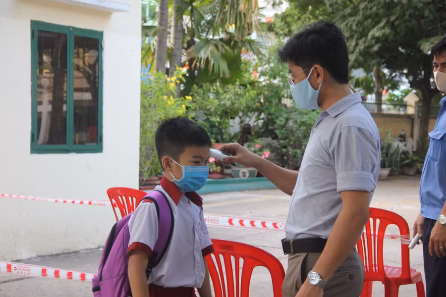Sở GD-ĐT yêu cầu học sinh đo thân nhiệt cho học sinh trước khi vào lớp