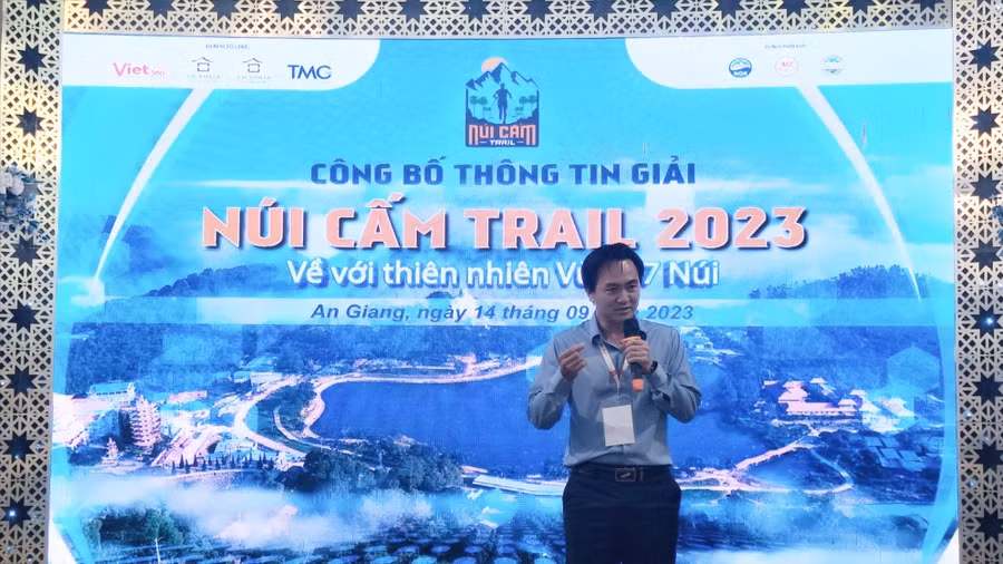 Ông Phạm Minh Tuấn - Trưởng ban tổ chức giải phát biểu tại buổi họp báo.