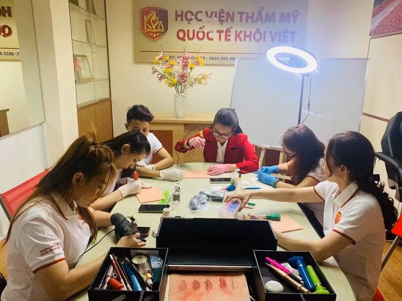 Học viên theo học nghề phun xăm thẩm mỹ tại Trường Trung cấp Quốc tế Khôi Việt.