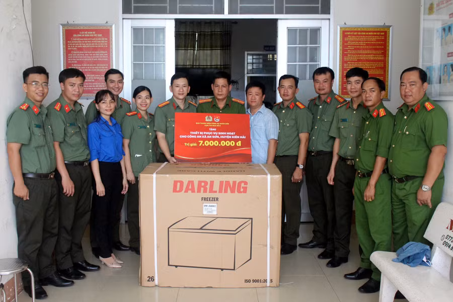 Trao tặng thiết bị sinh hoạt cho Công an xã An Sơn.