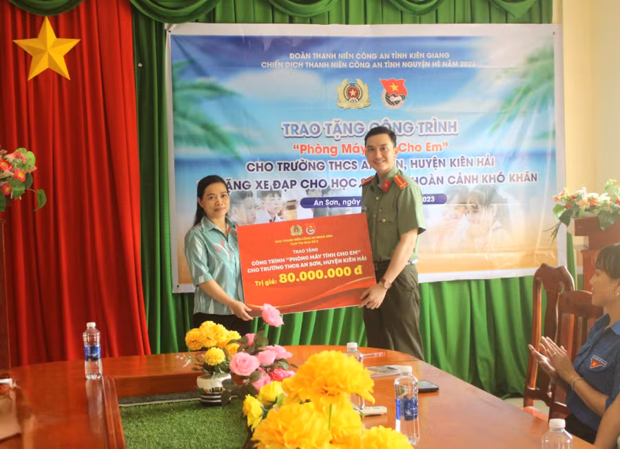 Tuổi trẻ Công an Kiên Giang triển khai công trình "Phòng máy tính cho em".