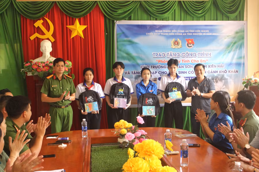 Trao 30 suất học bổng cho học sinh khó khăn.