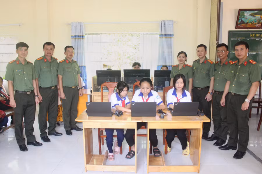 Trao tặng "Phòng máy tính cho em" tại Trường THCS An Sơn (huyện Kiên Hải).