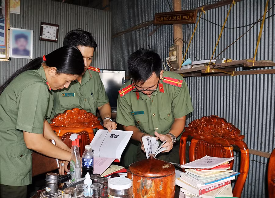Lực lượng chức năng khám xét nơi ở của Nam. (Ảnh: CAAG)