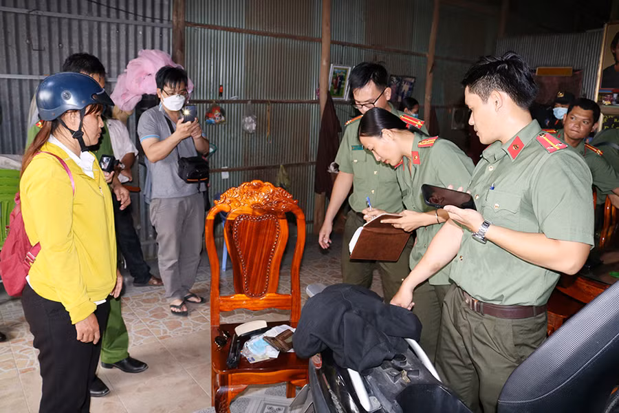 Khám xét nơi ở của Nam thu giữ nhiều chứng cứ phạm tội. (Ảnh: CAAG)