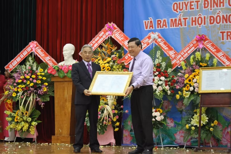 Đồng chí Trần Văn Rón - Bí thư Tỉnh ủy Vĩnh Long trao Quyết định công nhận Hiệu trưởng Trường ĐH tư thục Cửu Long cho PGS.TS Lương Minh Cừ