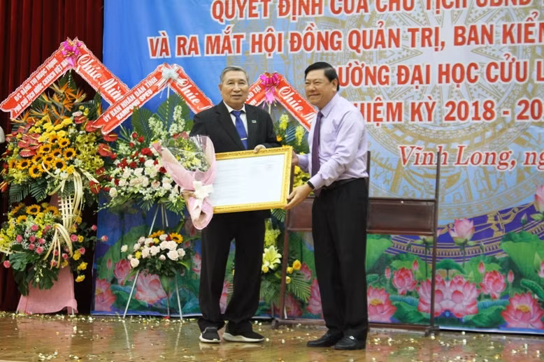 Đồng chí Trần Văn Rón - Bí thư Tỉnh ủy Vĩnh Long trao Quyết định của Thủ tướng Chính phủ về việc chuyển đổi Trường ĐH Cửu Long sang loại hình Trường ĐH tư thục