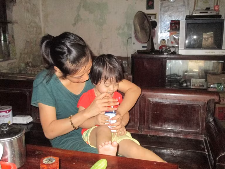 Xúc động hành trình làm mẹ của người đàn bà chấp nhận mù để con được sống trên đời ảnh 2