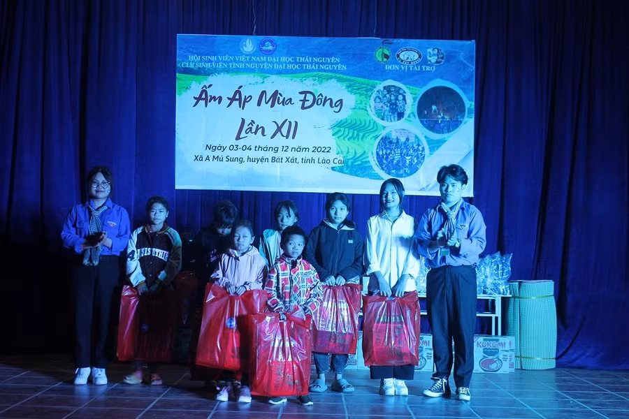 CLB Sinh viên tình nguyện Đại học Thái Nguyên tặng quà cho học sinh nghèo trường Phổ thông Dân tộc bán trú tiểu học và THCS A Mú Sung, huyện Bát Xát, tỉnh Lào Cai. CLB Sinh viên tình nguyện Đại học Thái Nguyên tặng quà cho học sinh nghèo trường Phổ thông Dân tộc bán trú tiểu học và THCS A Mú Sung, huyện Bát Xát, tỉnh Lào Cai.