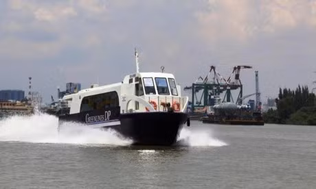 Doan du khach dau tien tren chuyen tau cao toc den huyen dao Con Co voi gia 0 dong - Anh 1
