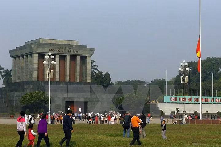 Ngày 4/12, lá cờ trước Lăng Chủ tịch Hồ Chí Minh đã được buộc lại theo nghi thức để tưởng nhớ lãnh tụ Cuba Fidel Castro Ruz. Ảnh: Hoàng Hùng/TTXVN