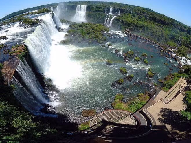 Thác Iguaza chính là biên giới tự nhiên nằm giữa bang Parana của Brazil với tỉnh Misiones của Argentina. Thác Iguaza chính là biên giới tự nhiên nằm giữa bang Parana của Brazil với tỉnh Misiones của Argentina.
