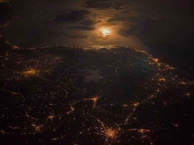 Biên giới giữa Pháp và Italy vào lúc 23h từ Trạm Vũ trụ quốc tế (ISS). Ba vùng ánh sáng mạnh lần lượt là thành phố Torino (Italy), Lyon và Marseille (Pháp). Ảnh chụp biên giới giữa Pháp và Italia vào lúc 23h từ Trạm vũ trụ quốc tế (ISS). Ba vùng ánh sáng mạnh lần lượt là thành phố Torino (Italia), Lyon và Marseille (Pháp).
