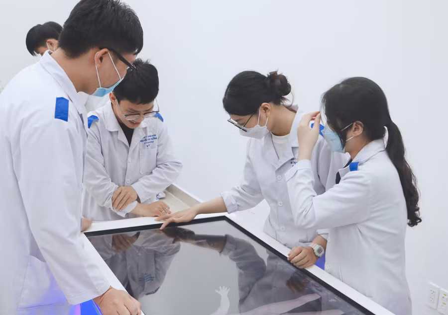 Sinh viên khoa Y – ĐHQG TPHCM học tại phòng Mô phỏng giải phẫu học. Ảnh: Khoa Y – ĐHQG TPHCM.