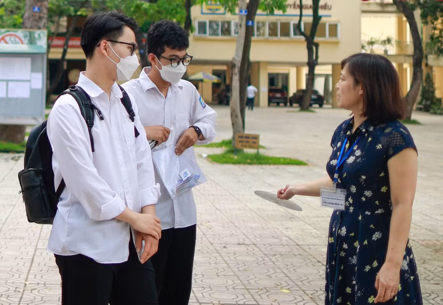 Học sinh dự thi vào lớp 10 tại Hà Nội năm 2023. Học sinh dự thi vào lớp 10 tại Hà Nội năm 2023.