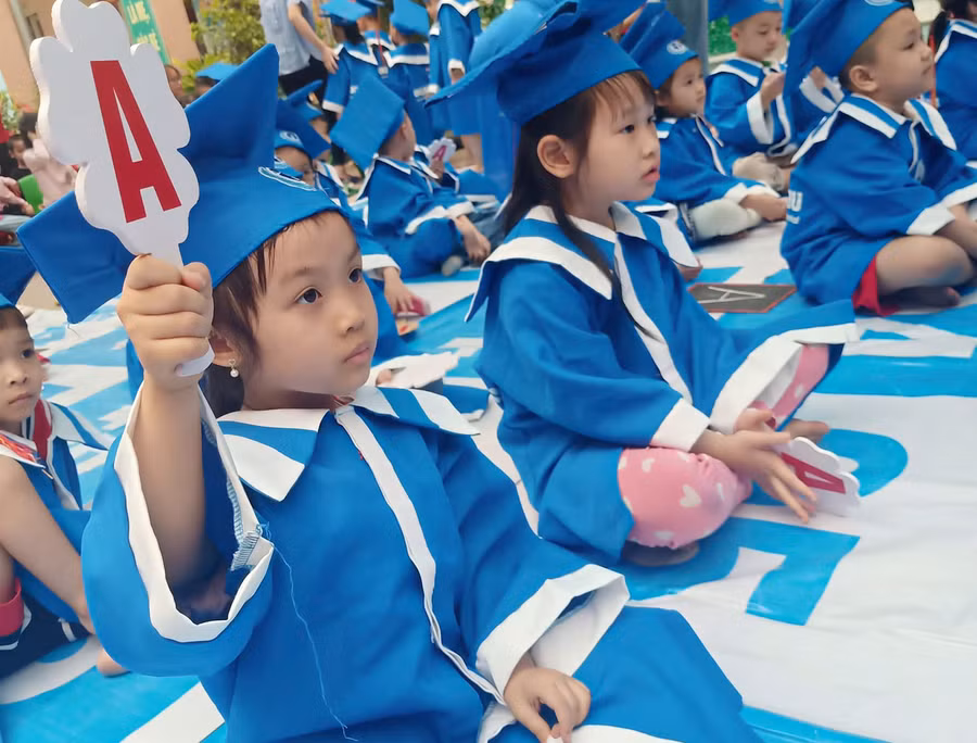Học sinh Trường Mầm non Hoa Ban, TP. Điện Biên Phủ tham gia sân chơi “Vua tiếng Anh”.