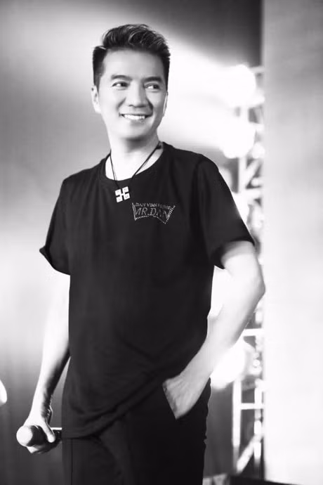 Truoc gio liveshow 12 ty dong, Dam Vinh Hung nga san khau phai khau 10 mui - Anh 6