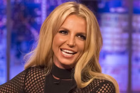 Britney Spears tung duoc mai moi voi mot anh chang giong het con than lan - Anh 2