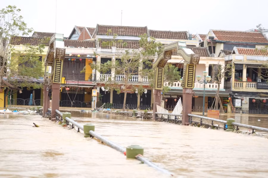 Cầu bắc qua sông Hoài cũng bị chìm trong dòng nước.