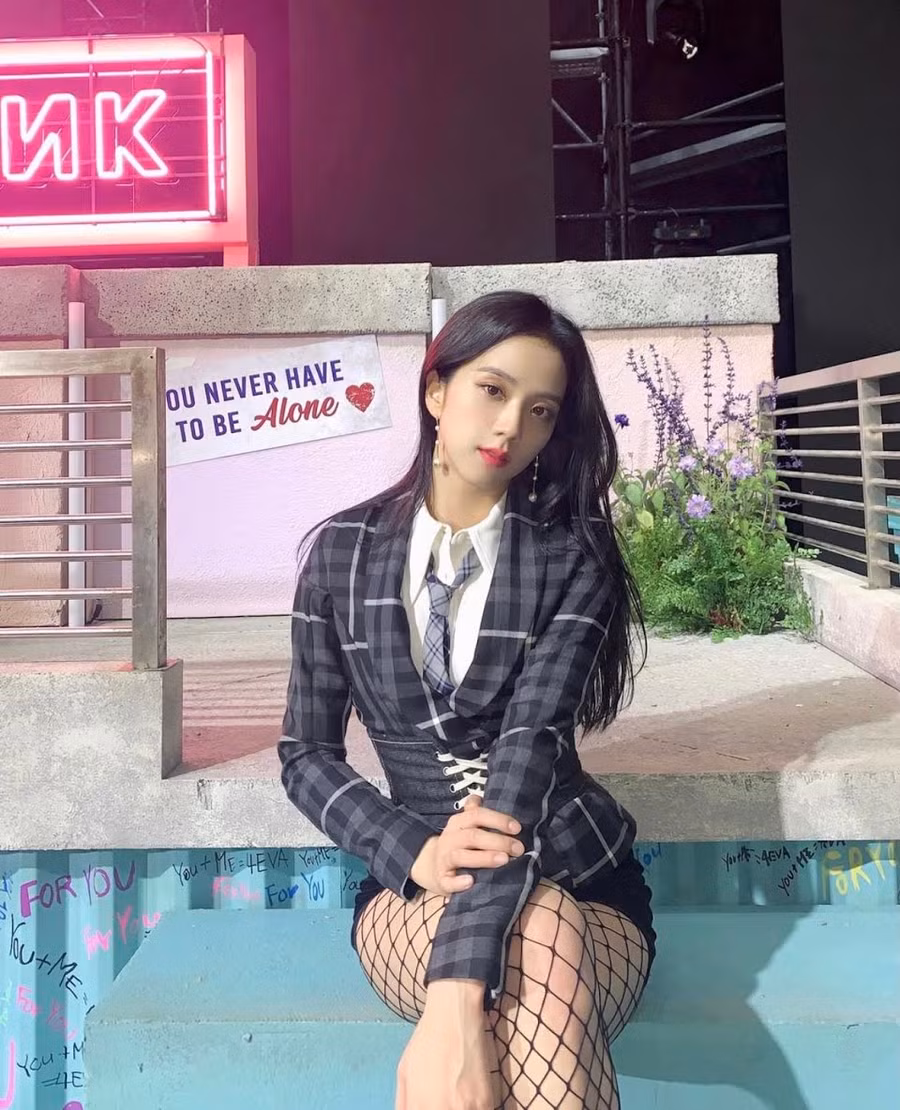 Ngay cả khi tâm trạng không vui, Jisoo trông vẫn rất đẹp!