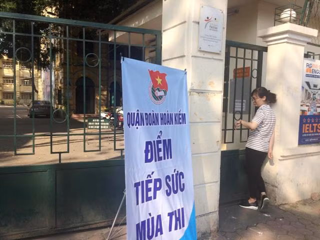 Phụ huynh sốt ruột chờ con trước cổng trường thi