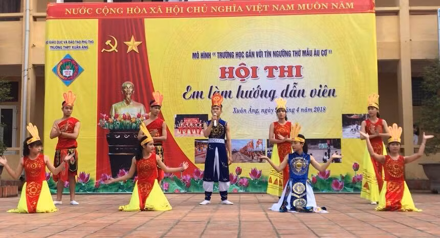 HS Trường THPT Xuân Áng tại hội thi "Em làm hướng dẫn viên" HS Trường THPT Xuân Áng tại hội thi "Em làm hướng dẫn viên"