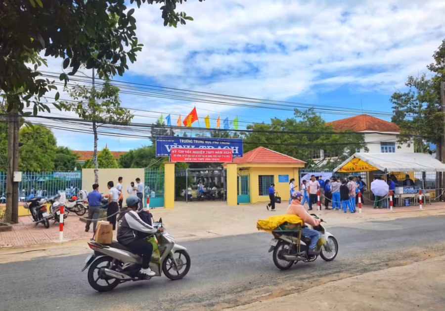 Thời tiết chiều 26/6 tại điểm thi Trường THPT Vĩnh Trạch (Thoại Sơn, An Giang) rất thuận lợi cho thí sinh đến làm thủ tục dự thi. Thời tiết chiều 26/6 tại điểm thi Trường THPT Vĩnh Trạch (Thoại Sơn, An Giang) rất thuận lợi cho thí sinh đến làm thủ tục dự thi.