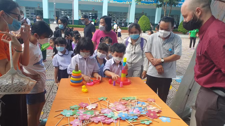 Từ ngày 24/10, học sinh Trường Tiểu học Nguyễn Thị Định chính thức vào học từ lúc 7 giờ 45.