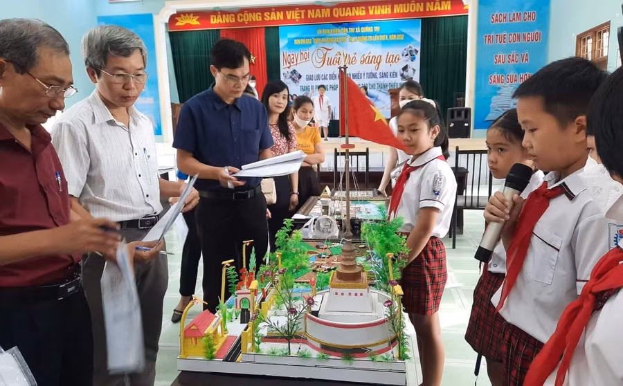 Thầy Long làm cố vấn trong cuộc thi sáng tạo trẻ.