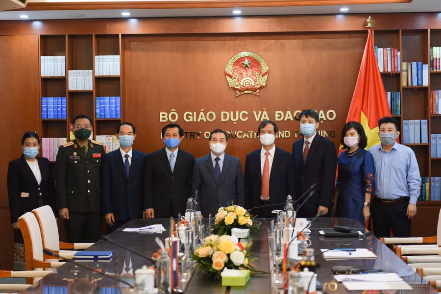 Bộ trưởng Bộ GD&amp;ĐT Nguyễn Kim Sơn và ngài Sẻng-phết Hùng-bun-nhuông cùng các thành viên hai đoàn trong buổi tiếp xã giao.