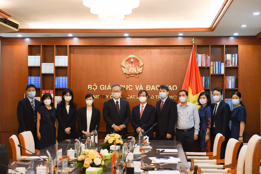 Bộ trưởng Bộ GD&amp;ĐT Nguyễn Kim Sơn và Đại sứ Yamada Takio cùng các thành viên hai đoàn trong buổi tiếp xã giao.