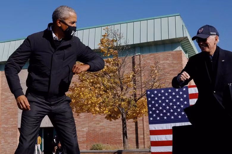 Joe Biden thân mật với Barack Obama tại điểm dừng của chiến dịch Bỏ phiếu ở Flint, Michigan, ngày 31 tháng 10 năm 2020. REUTERS/Brian Snyder.