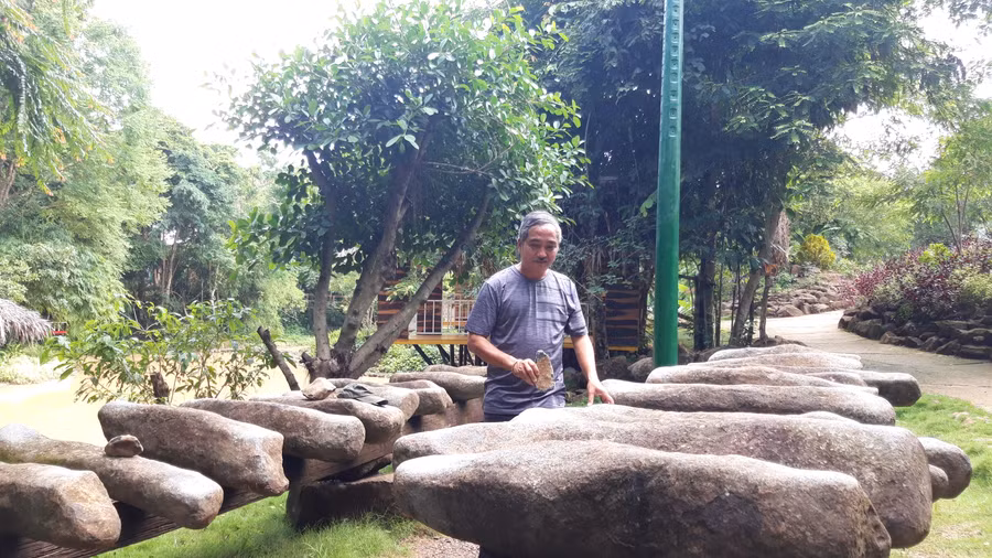 Dàn chiêng đá cổ xưa nguyên bản nhiều thanh nhất mà ông Hưng sưu tập được. Ảnh: T.G