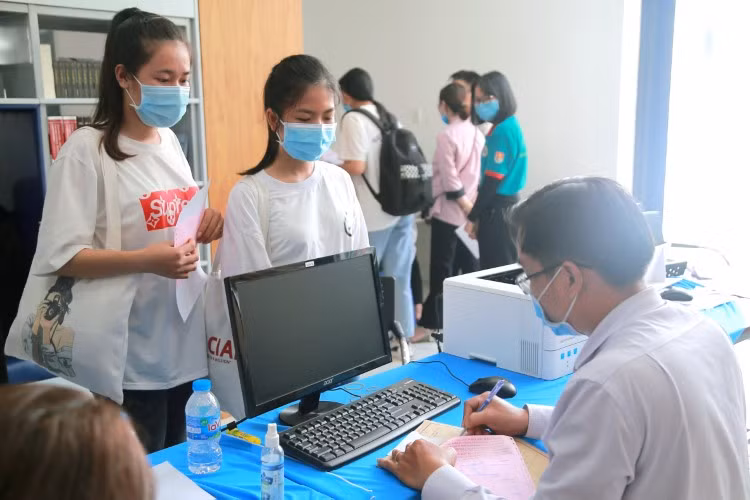 Tân SV HUFI làm thủ tục nhập học ngày 7/9. Ảnh: NTCC