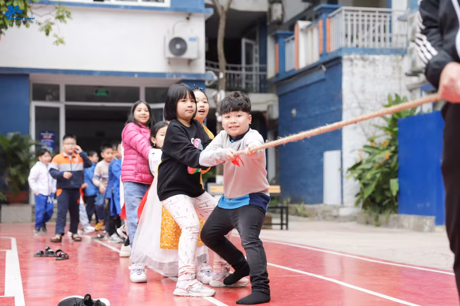 Trước nghỉ Tết, các hoạt động ngoại khóa được nhiều trường tổ chức gắn với Tết cổ truyền. Trước nghỉ Tết, các hoạt động ngoại khóa được nhiều trường tổ chức gắn với Tết cổ truyền.