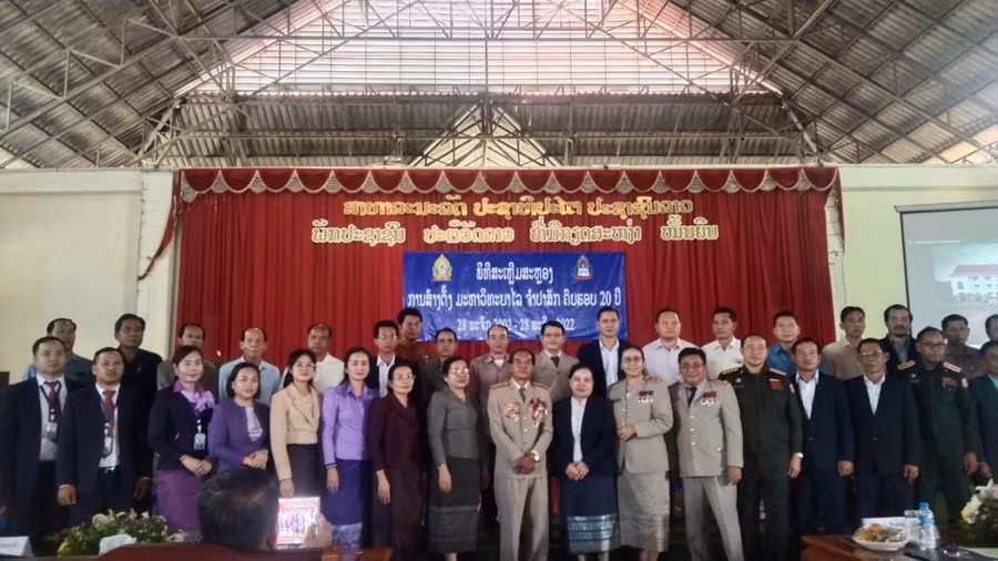 Đại biểu tham dự và cùng lãnh đạo trường chụp hình lưu niệm tại buổi lễ.