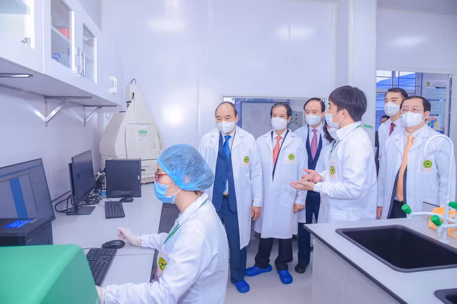 Chủ tịch nước Nguyễn Xuân Phúc, Bộ trưởng Bộ GD&ĐT Nguyễn Kim Sơn thăm Học viện Nông nghiệp Việt Nam.
