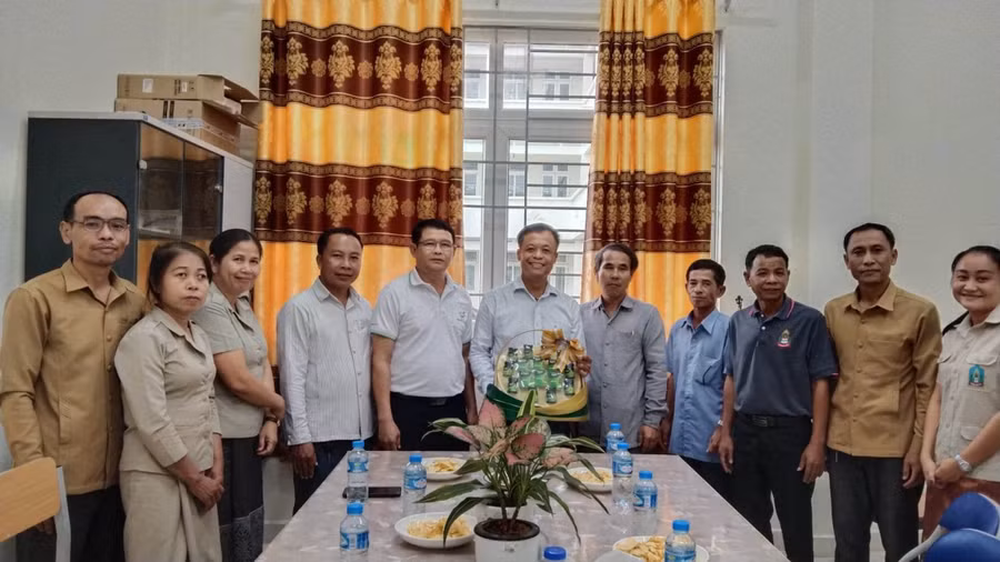 Thầy Saly, Phó Hiệu trưởng Đại học Champasack (thứ 5 từ trái sang) mừng ngày Nhà giáo Việt Nam.