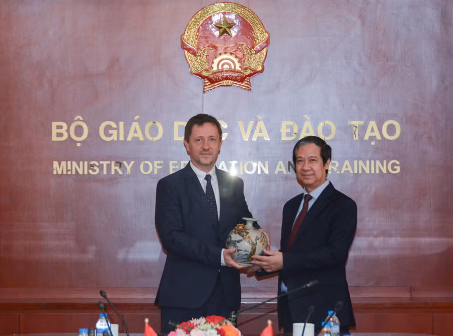 Bộ trưởng Nguyễn Kim Sơn, ngài Baloghdi Tibor tặng quà lưu niệm nhân buổi làm việc. Bộ trưởng Nguyễn Kim Sơn, ngài Baloghdi Tibor tặng quà lưu niệm nhân buổi làm việc.