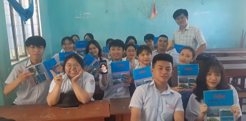 Thầy Phan Ánh Quang và học trò. Ảnh: NVCC
