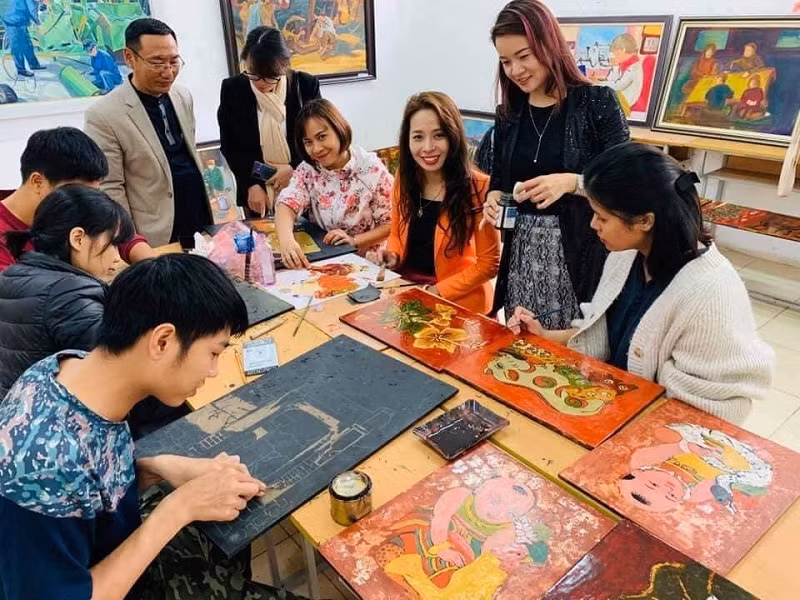 Một giờ thực hành của sinh viên sư phạm mỹ thuật.