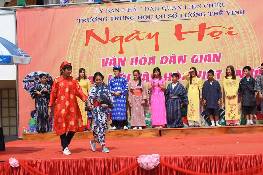 HS trường THCS Lương Thế Vinh và đoàn SV đến từ Nhật Bản thi trình diễn trang phục truyền thống Việt Nam – Nhật Bản. 