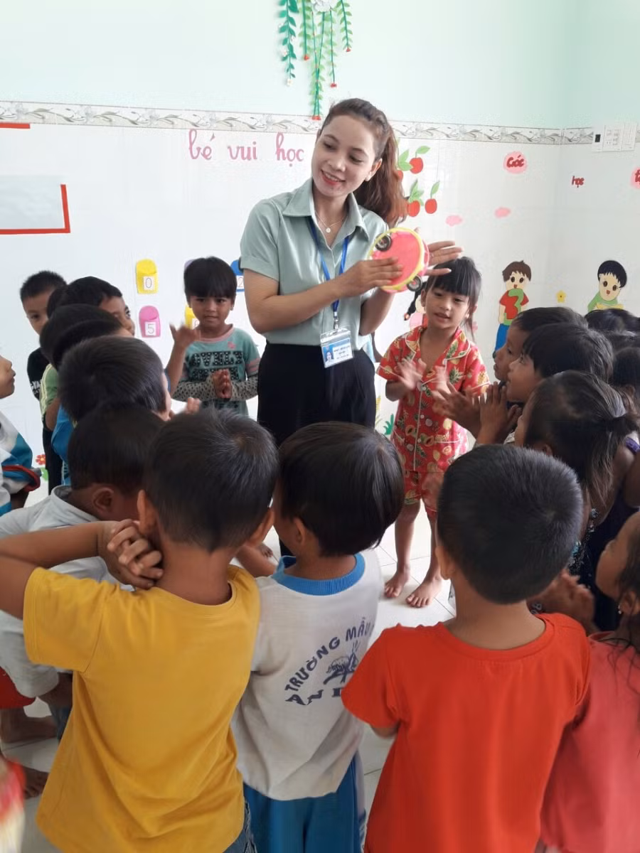 Cô Đinh Thị Hồng Linh và học trò Trường mầm non An Dũng.