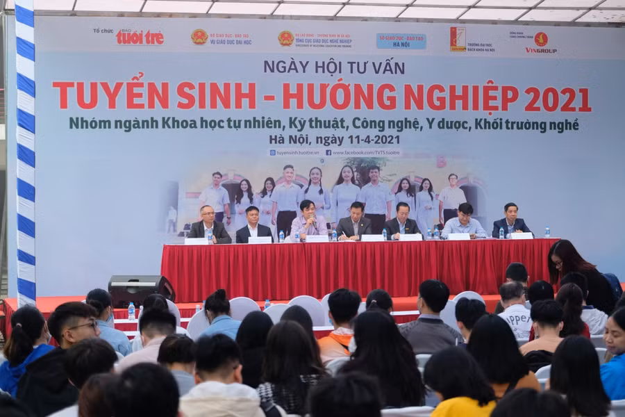 Chuyên gia tư vấn cho thí sinh tại Ngày hội.