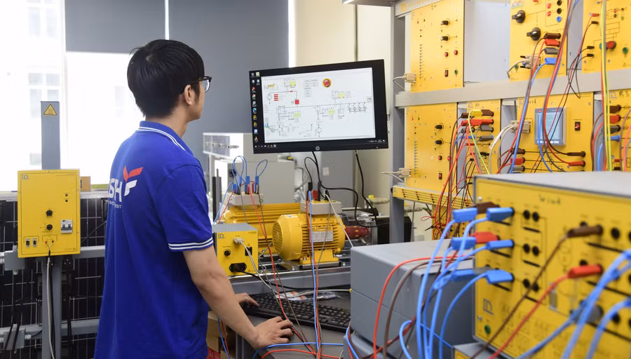 Sinh viên Trường ĐH Khoa học và Công nghệ Hà Nội. Ảnh: NTCC