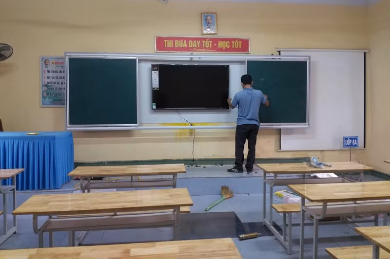 Đầu tư trang thiết bị dạy học hiện đại giúp nâng cao chất lượng, hiệu quả dạy học tại Trường THCS Hợp Tiến. Ảnh: NTCC